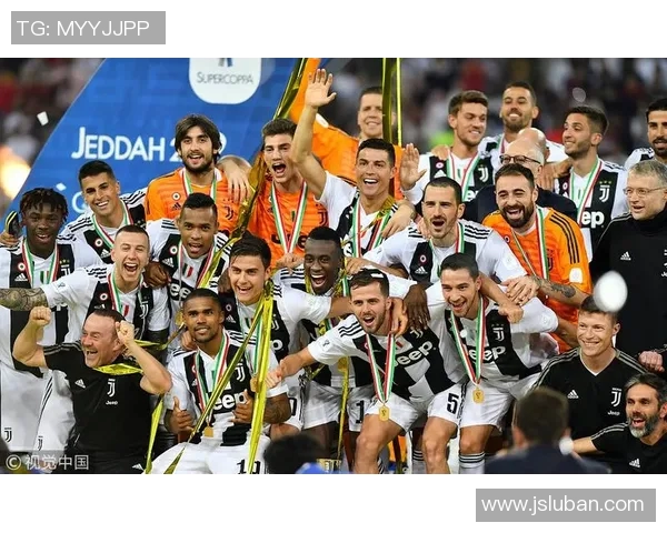 足球明星荣耀时刻精彩瞬间奖杯合影展现无与伦比的足球魅力与成就 足球明星荣耀时刻精彩瞬间奖杯合影展现无与伦比的足球魅力与成就