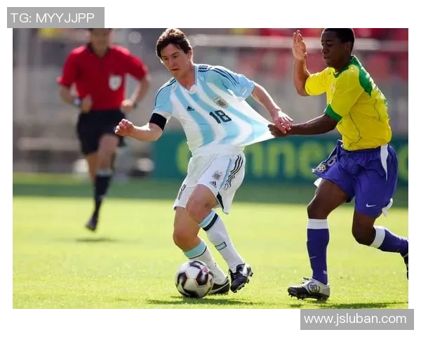 踢足球明星摆手视频引发热议球迷们的欢呼与期待交织在一起 踢足球明星摆手视频引发热议球迷们的欢呼与期待交织在一起